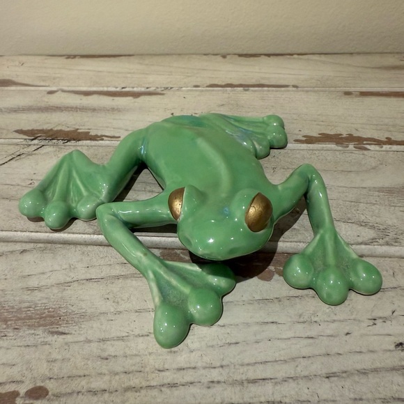 Green Ceramic Tree Frog Figurine Wall Hanging with Gold Eyes - Picture 1 of 9